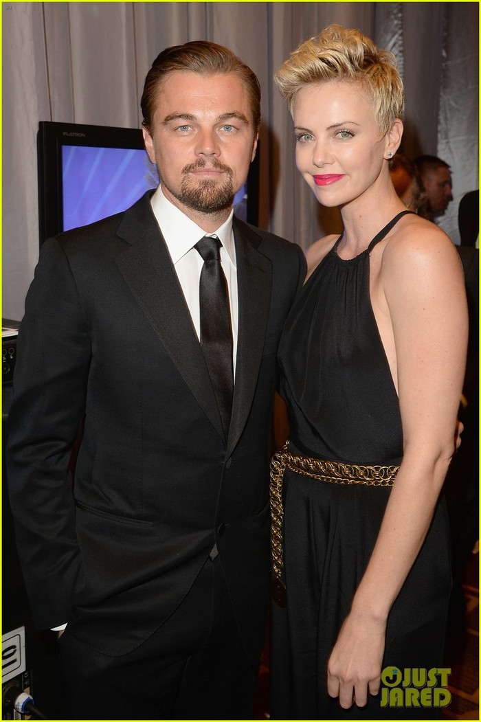 Nam tài tử 38 tuổi Leonardo DiCaprio và nữ diễn viên Charlize Theron tại GLAAD. Ảnh. Just Jared.