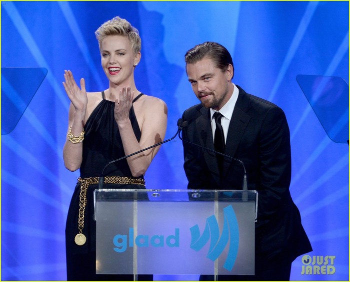Leonardo DiCaprio và Charlize Theron công bố trao giải thưởng Stephen F. Kolzak Awards cho nam diễn viên Steve Warren cho những cống hiến của anh với cộng đồng LGBT. Ảnh. Just Jared.