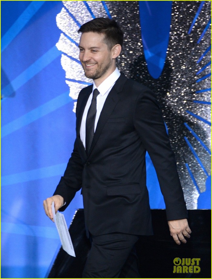 Tobey Maguire rạng rỡ trong trang phục của Saint Laurent tại GLAAD. Ảnh. Just Jared.