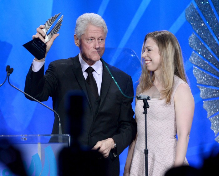 Cựu tổng thống Mỹ Bill Clinton và con gái Chelsea lên sân khấu nhận giải thưởng Change Awards tại GLAAD cho sự ủng hộ của ông với cộng đồng LGBT. Ảnh. Sina/AP.