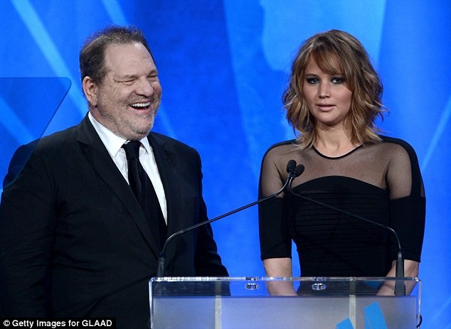Nữ diễn viên của giải Oscar 2013 và nhà sản xuất phim người Mỹ Harvey Weinstein công bố giải thưởng cho cựu tổng thống thứ 42 của Hoa Kỳ Bill Clinton. Ảnh. Getty Images.