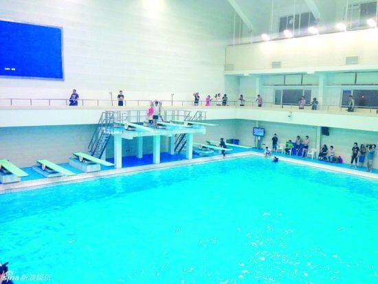 Hiện trường khu bơi lội diễn ra các buổi tập luyện của các sao, đồng thời là nơi xảy ra vụ chết đuối của trợ lý Bành.