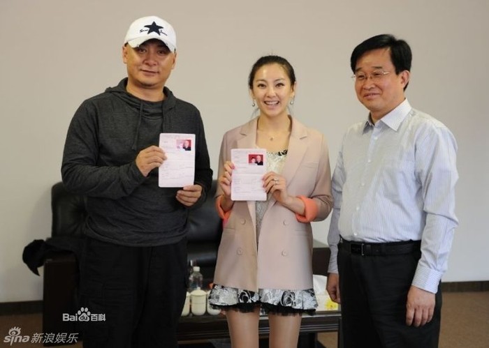 Đạo diễn Vương Toàn An và Trương Vũ Kỳ khoe giấy đăng ký kết hôn tại Tây An (4/2011). Ảnh. Sina.