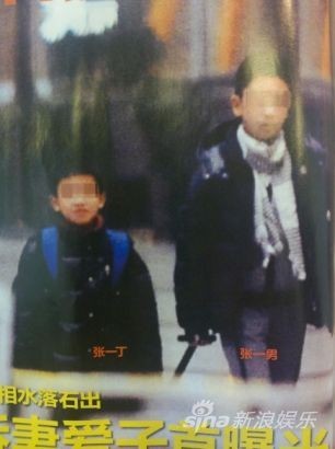 Hình ảnh hai người con trai của Trương Nghệ Mưu xuất hiện nơi công cộng.