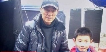 Đạo diễn Trương cùng cậu bé được cho là con trai thứ hai của ông với nữ diễn viên múa Trần Đình.
