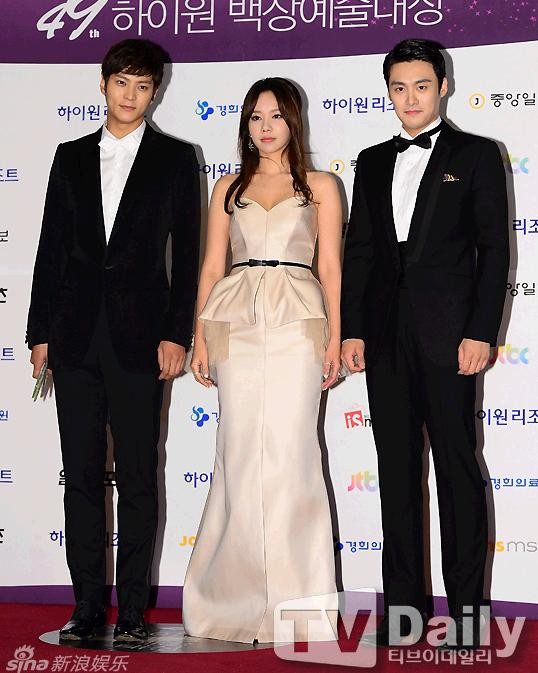 Kim-A-Joong bên cạnh hai đồng nghiệp nam.