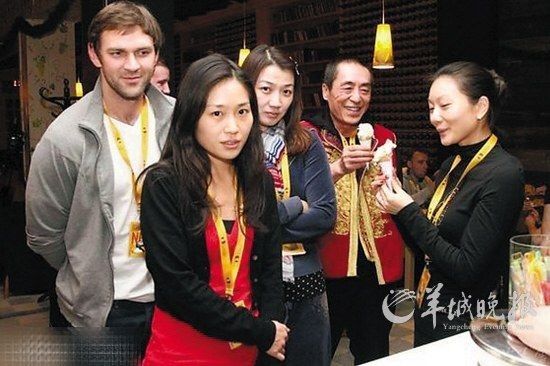 Đạo diễn Trương Nghệ Mưu cùng vợ trẻ Trần Đình (ngoài cùng bên phải) và con gái Trương Mạt (thứ hai từ trái qua) xuất hiện tại LHP Serbia.