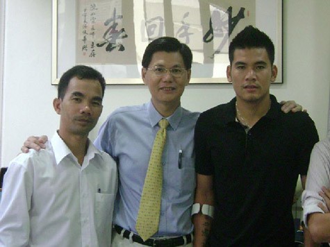 Quang Thanh (áo đen) cùng ông Nguyễn Thanh Phước và bác sĩ Tan Jee Lim.