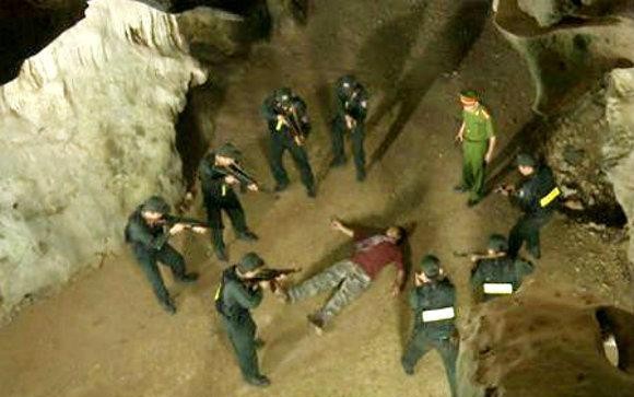 Lực lượng chức năng vây bắt các đối tượng buôn ma túy trong một hang động