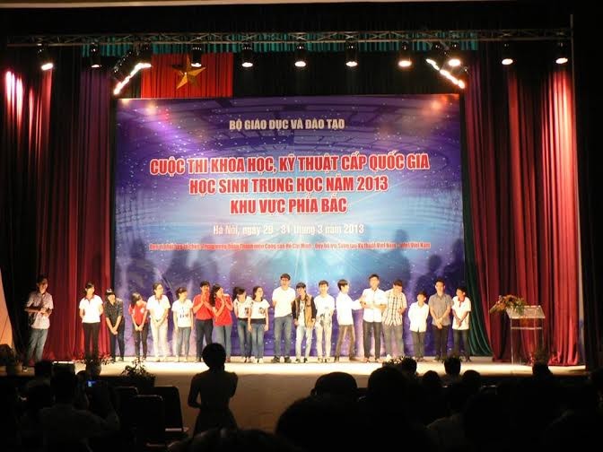 Nhóm đề tài của tài Hà tham dự hội thi khoa học kỹ thuật cấp quốc gia học sinh trung học năm 2013 khu vực phía bắc