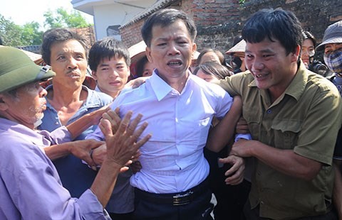 Ông Nguyễn Thanh Chấn bên vòng tay người thân và bạn bè. Ảnh: LĐ