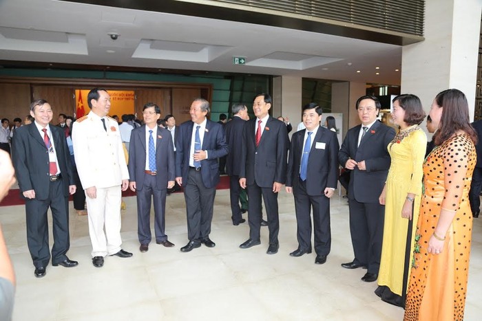 Bộ trưởng Bộ Công an Trần Đại Quang trao đổi với các đại biểu bên lề kỳ họp thứ 8, Quốc hội khóa XIII.