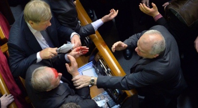 Các nghị sĩ Ukraine đấm nhau chảy máu đầu tại quốc hội