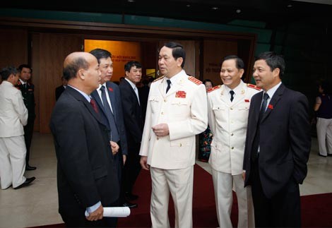 Bộ trưởng Trần Đại Quang trao đổi với các đại biểu bên lề kỳ họp.