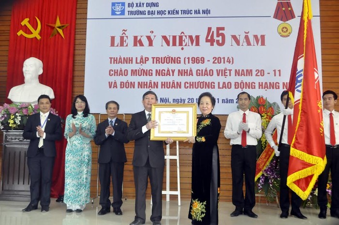 Phó Chủ tịch nước Nguyễn Thị Doan trao tặng Huân chương Lao động hạng Nhì cho Trường Đại học Kiến trúc Hà Nội