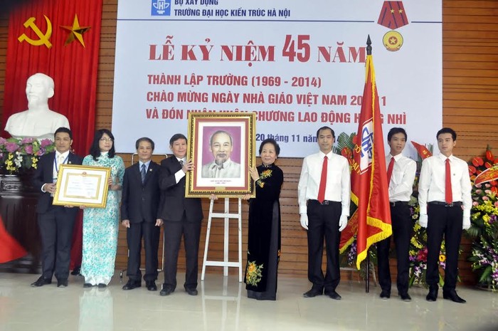 Phó Chủ tịch nước Nguyễn Thị Doan tặng chân dung Chủ tịch Hồ Chí Minh cho Trường