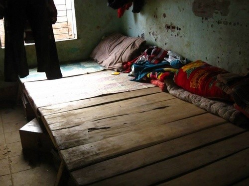 Khu tập thể giáo viên, với những tấm gỗ được ghép thành chiếc giường nhỏ.
