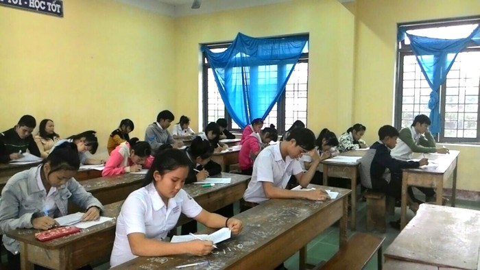 Phần thi viết môn tiếng Anh tại trường THPT Huỳnh Thúc Kháng (TP Quảng Ngãi)