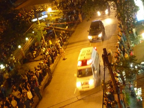 Hàng ngàn người dân đứng dọc hai bên đường từ sân bay quốc tế Đà Nẵng đến Bệnh viện Đà Nẵng đón đoàn xe chở ông Nguyễn Bá Thanh. Ảnh Internet