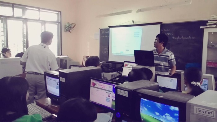 Giáo viên trường THPT Huỳnh Thúc Kháng (TP Quảng Ngãi) thảo luận về phương pháp giảng dạy mới (Ảnh: Trần Sơn)