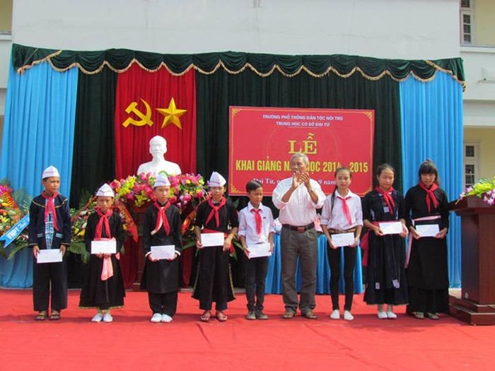 Ông Trịnh Trọng Thủy, người đứng giữa, trao phần thưởng cho các em học sinh trường phổ thông Dân tộc nội trú THCS huyện Đại Từ có nhiều thành tích cao trong học tập. ảnh Hồng Vân