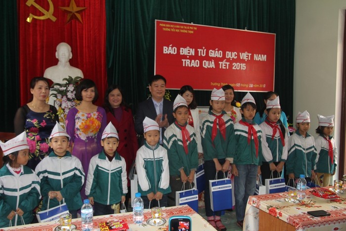 Ông Nguyễn Tiến Bình tặng 6 suất quà cho những giáo viên có thành tích dạy tốt, 10 suất quà cho học sinh đạt thành tích cao trong học tập.
