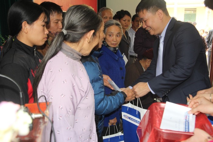Ông Nguyễn Tiến Bình trao tặng 50 suất quà gồm tiền và hiện vật cho 50 hộ gia đình nghèo có hoàn cảnh khó khăn.
