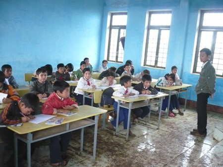 Dù trời mưa to đến mấy thì các em học sinh cũng đội mưa đến trường để học chữ, không bỏ học khi chưa có sự cho phép của nhà trường.