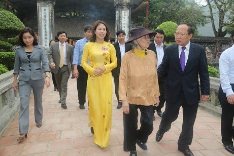 Bộ trưởng Hoàng Tuấn Anh trao đổi trực tiếp với du khách thăm quan Di tích đền thờ Vua Đinh - Vua Lê