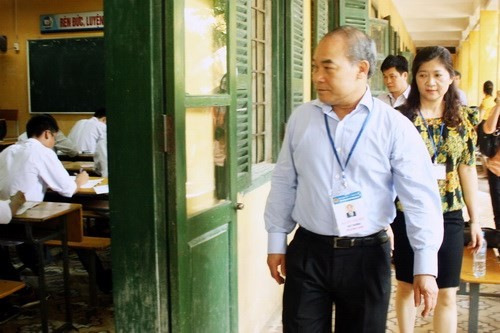 Thứ trưởng Bộ GD&amp;ĐT, ông Nguyễn Vinh HIển trong một lần đi kiểm tra công tác coi thi năm 2014. Ảnh GD&amp;TĐ