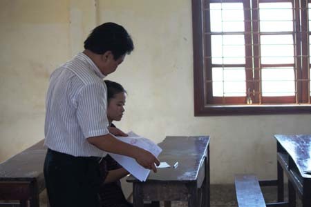 Giám thị đánh số báo danh cho thí sinh duy nhất thi môn Sử tại hội đồng thi trường THPT Thái Lão (Hưng Nguyên- Nghệ An). ( Ảnh: Internet)