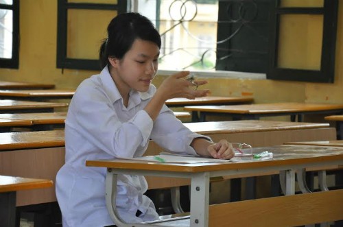 Khánh Linh ( học sinh duy nhất của trường THPT Quang Trung –Hà Nội) tự tin thi môn lịch Sử năm học 2013-2014. ( Ảnh: Internet)