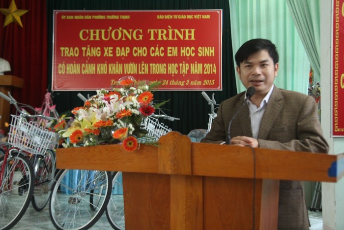 Ông Nguyễn Tân Sơn - Trưởng Phòng Giáo dục và Đào tạo thị xã Phú Thọ phát biểu tại buổi lễ trao quà