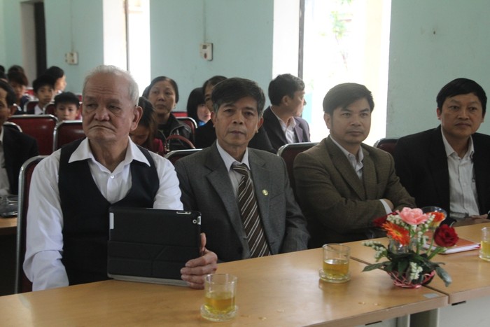 Các đại diện của báo GDVN, hội khuyến học Thị xã Phú Thọ, Phòng GD&amp;ĐT Thị xã Phú Thọ cùng tham dự lễ.