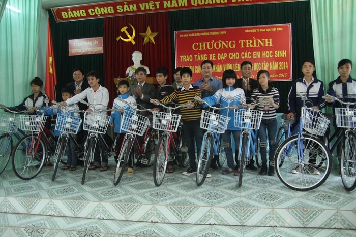 Tại buổi lễ, ông Nguyễn Tiến Bình đã cùng Hội khuyến học Thị xã Phú Thọ, Phòng GD&amp;ĐT Thị xã Phú Thọ trao tặng 30 chiếc xe đạp cho 30 học sinh có hoàn cảnh khó khăn, có ý chí vươn lên trong học tập tại UBND phường Trường Thịnh.