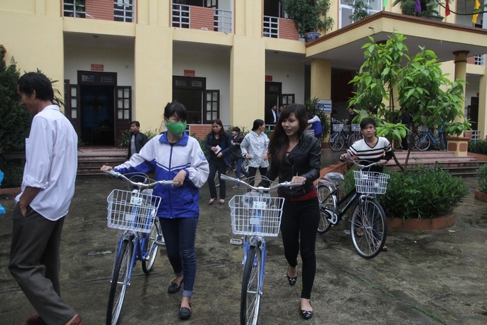 Những chiếc xe đạp sẽ giúp các em tới trường đỡ vất vả hơn và là món quà khích lệ tinh thần hiếu học của các em.