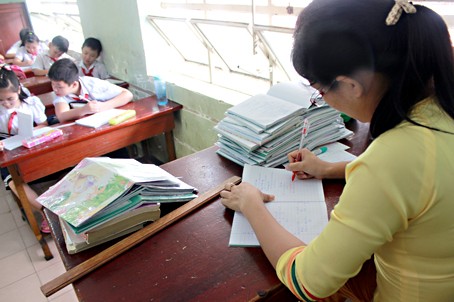 Giáo viên trường Tiểu học Tân Mai (TP.Biên Hòa) nhận xét học sinh. Ảnh Báo Đồng Nai
