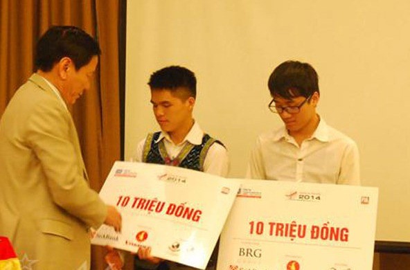 Ông Nguyễn Anh Tuấn trao học bổng cho 2 em sinh viên Lê Văn Tú và Thào Seo Sì
