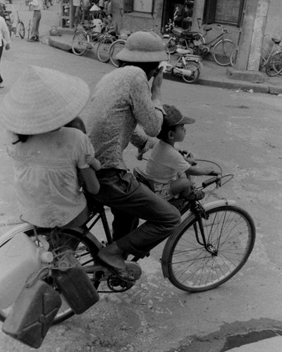 Gia đình bốn người trên một chiếc xe đạp (ảnh tư liệu nguồn Internet)