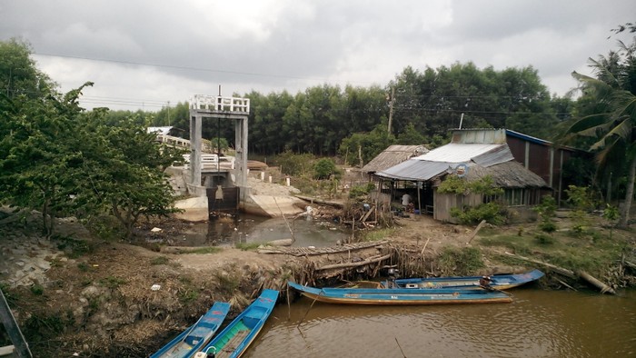Cống Kênh 18 (xã Khánh Thuận, huyện U Minh), một trong những công trình thủy lợi gây bức xúc trong dân