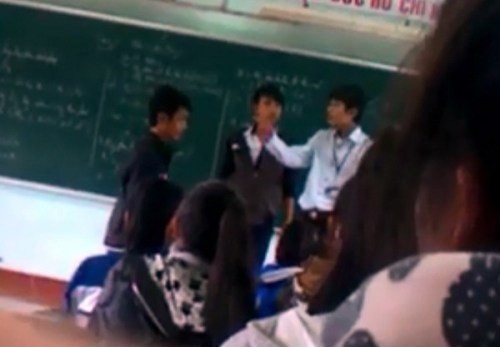 Thầy giáo đánh học sinh, học sinh đánh lại thầy ngay tại bục giảng - Trường THPT Nguyễn Huệ - Phú Phong, Tây Sơn, Bình Định.
