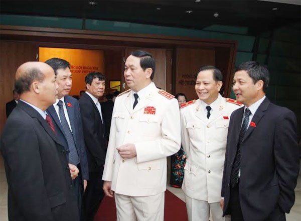 Bộ trưởng Trần Đại Quang trao đổi với các đại biểu Quốc hội