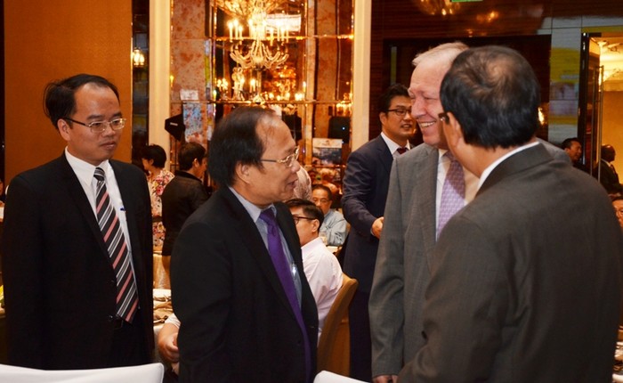 Bộ trưởng Hoàng Tuấn Anh trò chuyện với các khách mời đến dự Chương trình quảng bá du lịch Việt Nam tại Singapore