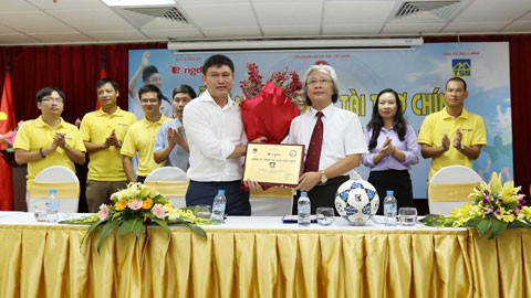 Đại diện nhà tài trợ Thái Sơn Nam (trái) và Tổng biên tập báo Bóng đá. Ảnh: Đức Cường