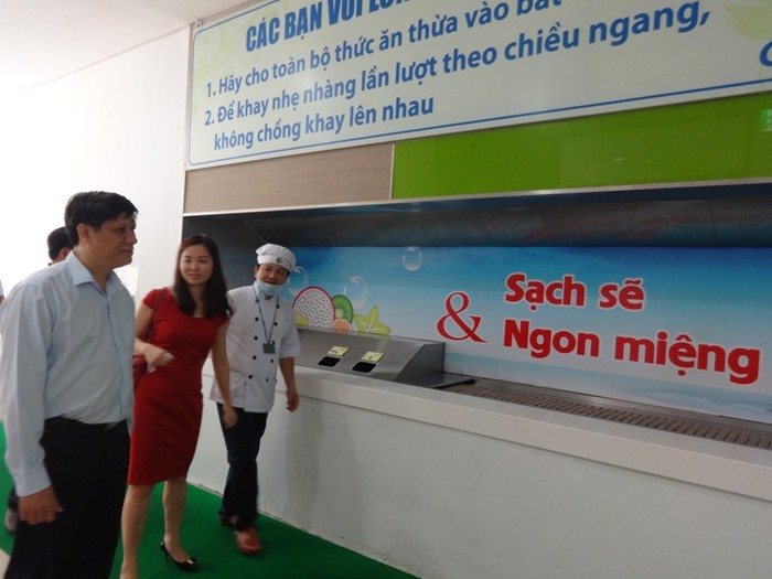 Thứ trưởng Bộ Y tế Nguyễn Thanh Long kiểm tra bếp ăn tập thể tại Công ty Sam Sung Thai Nguyên