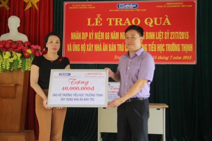 Cô Bùi Thị Bình - Hiệu trưởng, đại diện Trường Tiểu học Trường Thịnh nhận số tiền 40 triệu đồng hỗ trợ kinh phí xây dựng nhà ăn bán trú cho học sinh.