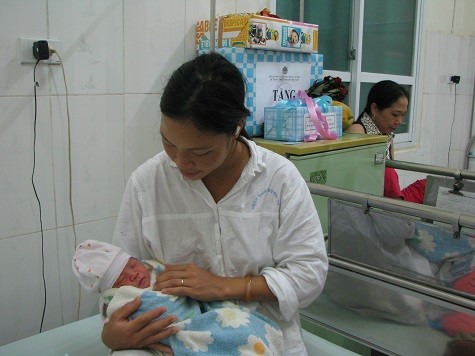 Bé Nguyễn Thị Thùy Dung ngủ ngoan trong vòng tay của mẹ.