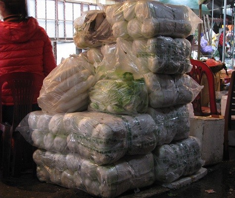 Nhiều tiểu thương "dự trữ" các loại rau như cải thảo, củ cải... nhập từ Trung Quốc để bán dần trong dịp rét vì các loại rau này có thể để được lâu.
