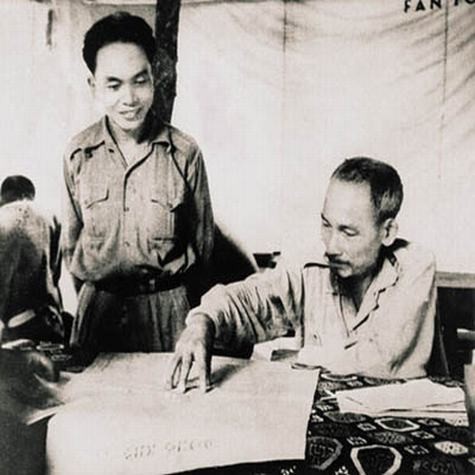 Đại tướng Võ Nguyên Giáp lắng nghe Chủ tịch Hồ Chí Minh chỉ đạo tại Sở chỉ huy Chiến dịch Biên giới 1950 (Ảnh tư liệu).