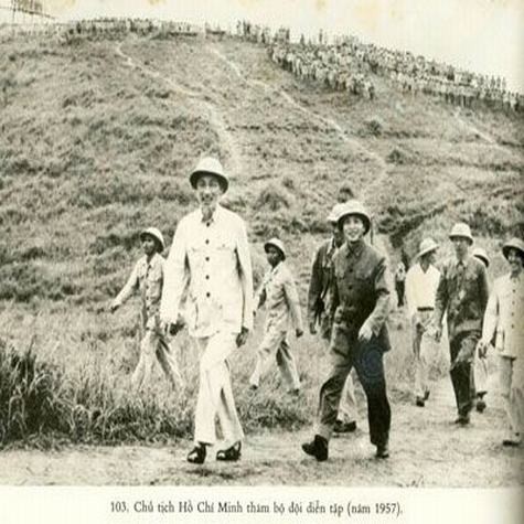 Bác Hồ và Đại tướng Võ Nguyên Giáp trong một chuyến thị sát bộ đội diễn tập năm 1957